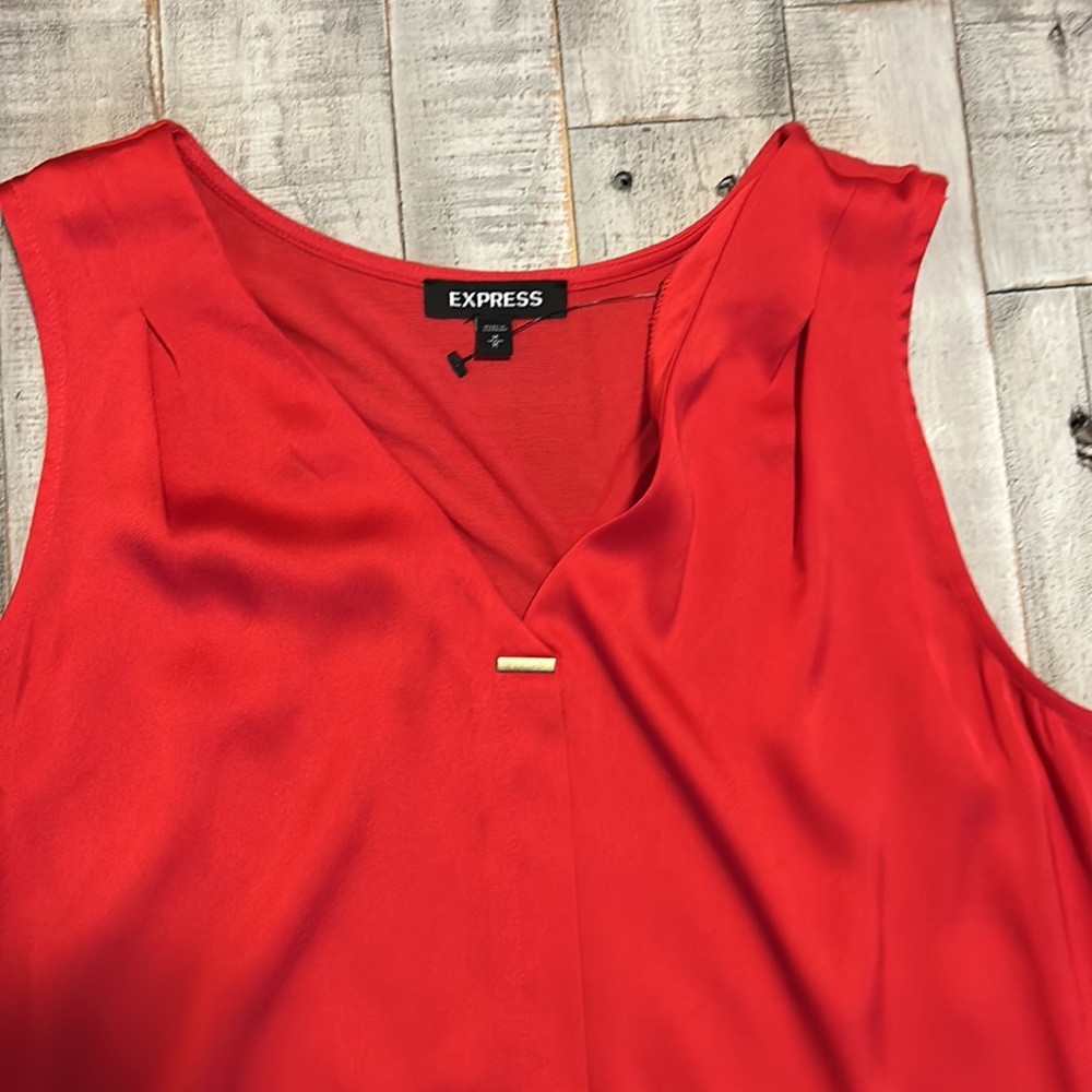 Red tank - Picture 2 of 2